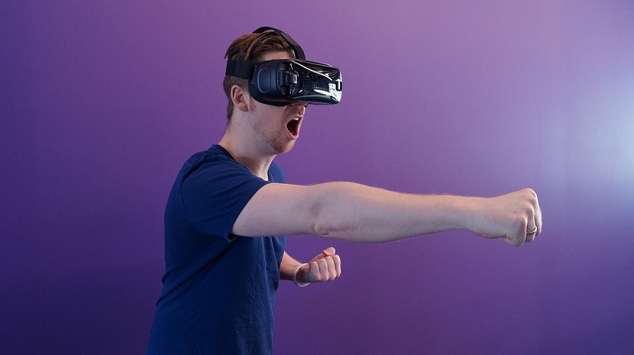 Photo d'un homme qui porte un casque VR
