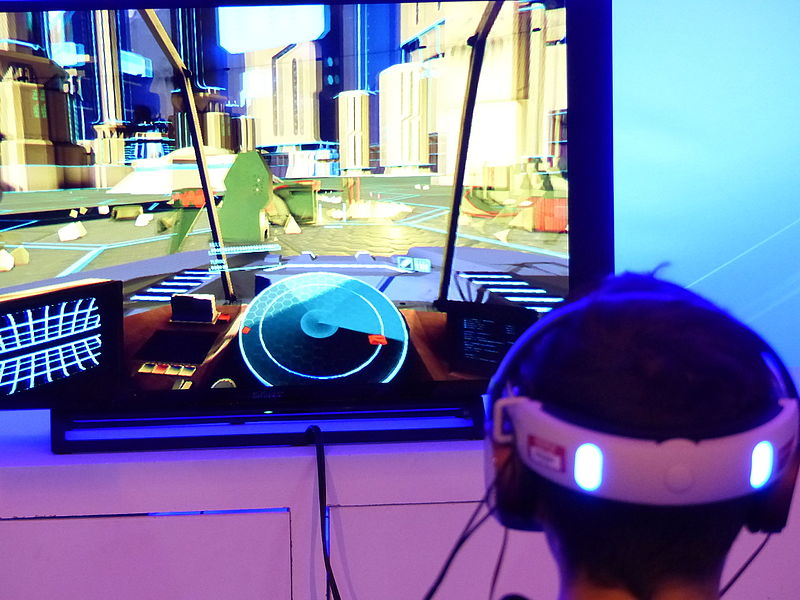 Un homme en train de jouer sur un PS VR