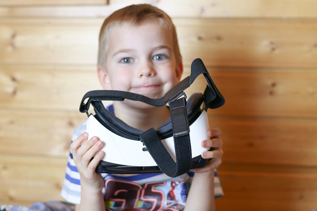 Photo d'un enfant tenant un casque VR