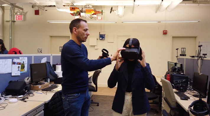 Les étudiants de Fordham en trains d’utiliser la VR