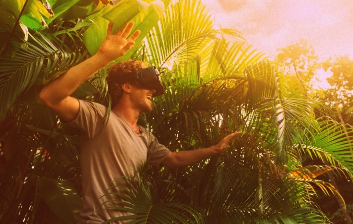 Un homme portant un casque VR dans la forêt