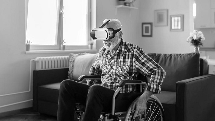 un homme âgé portant un casque VR