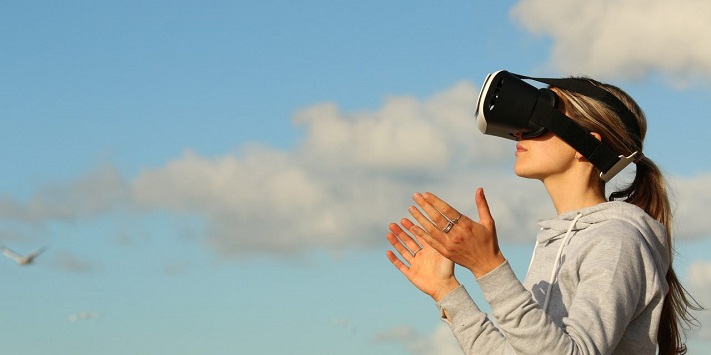 Une femme portant un casque VR