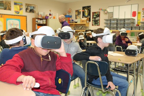 Des élèves utilisent la VR en classe
