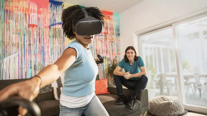 Une femme utilisant un casque VR Oculus